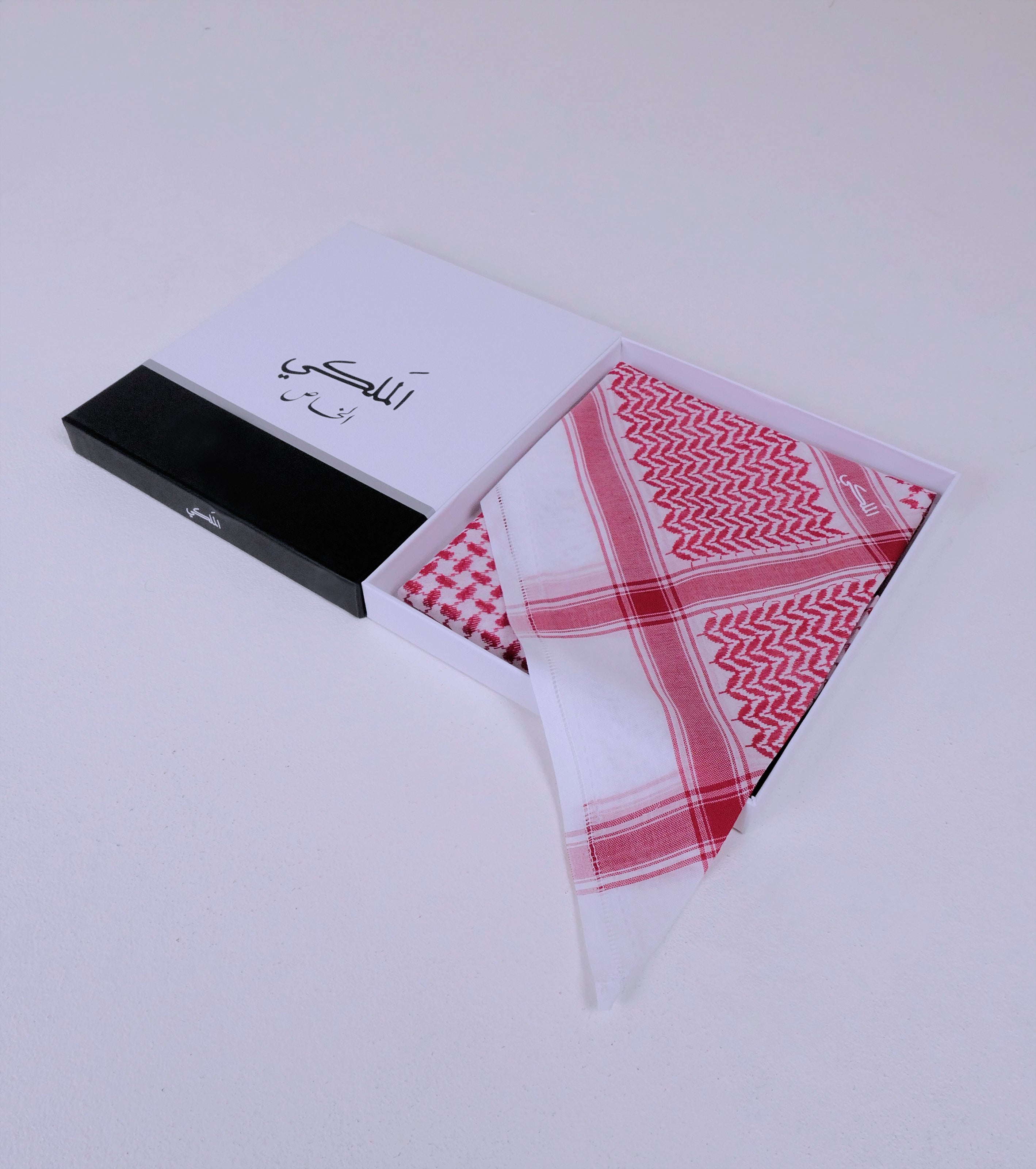 شماغ ملكي أحمر للأولاد من الجزيرة بتصميم تقليدي فاخر