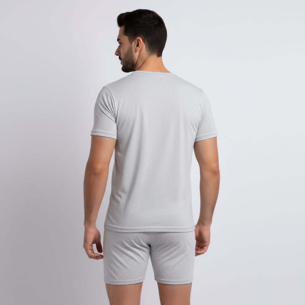 فانيلة رجالي بلون رمادي برقبة على شكل حرف R وقصة عصرية أنيقة