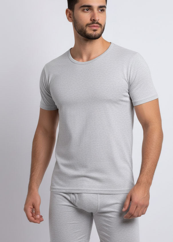 فانيلة رجالي بلون رمادي برقبة على شكل حرف R وقصة عصرية أنيقة