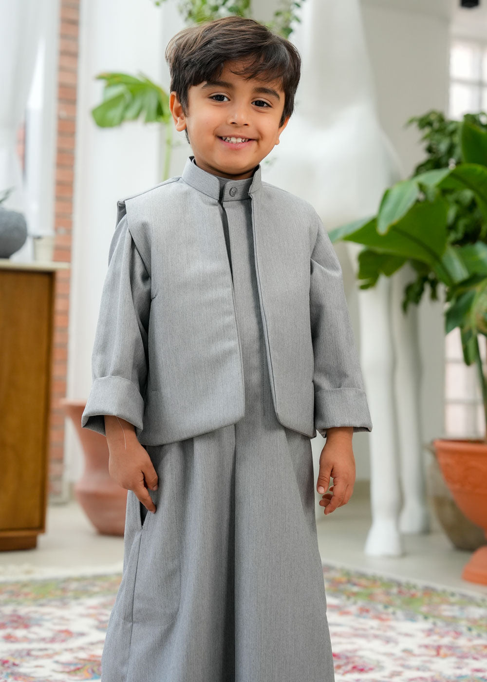 طقم دشداشة من الكتان للأولاد من الجزيرة مع سديرية وحقيبة D4