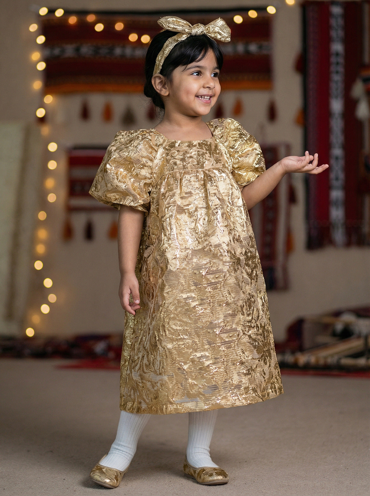 دراعة ذهبية مع رباط رأس للبنات من ثوبي