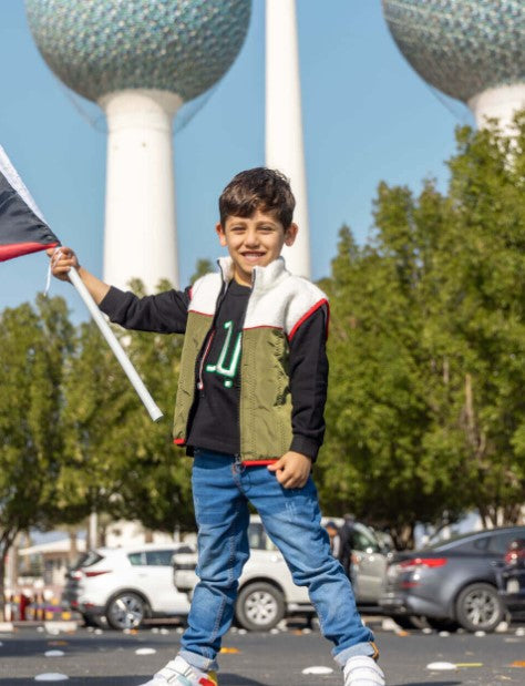 جاكيت بدون أكمام للأولاد باللونين الأبيض والأخضر من ثوبي